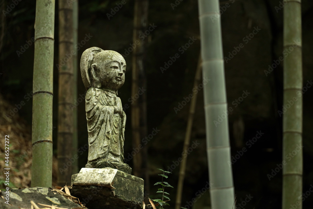 Obraz premium 竹林とお地蔵さん