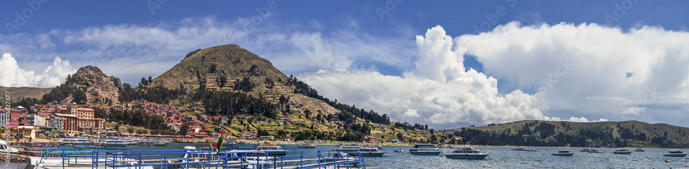Obraz premium Panoramic view of the bay of Copacabana town. Titicaca lake full of boats and catamarans. Cityscape. La Paz Department, Bolivia