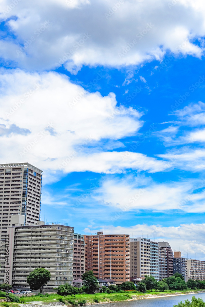 マンション群と青空