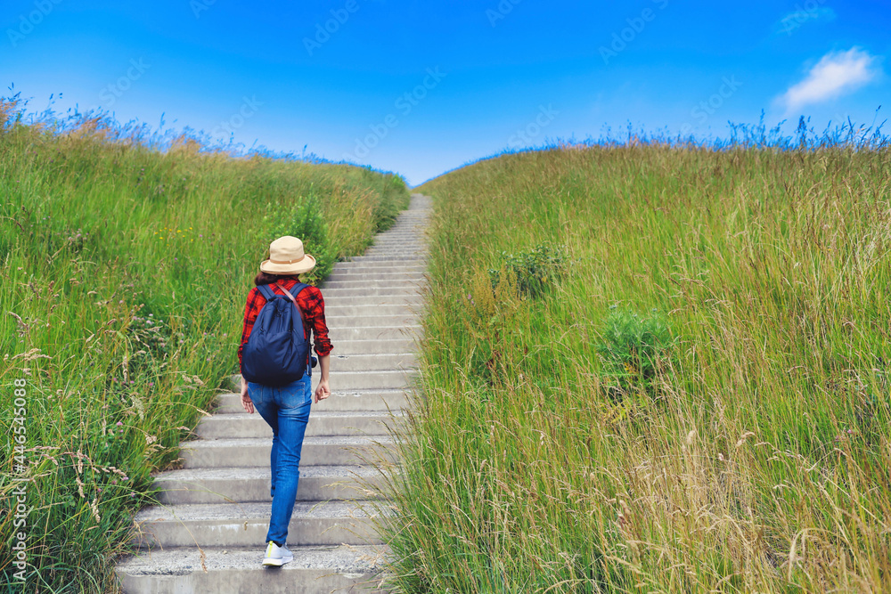 山道を歩く女性 山道を歩く女性