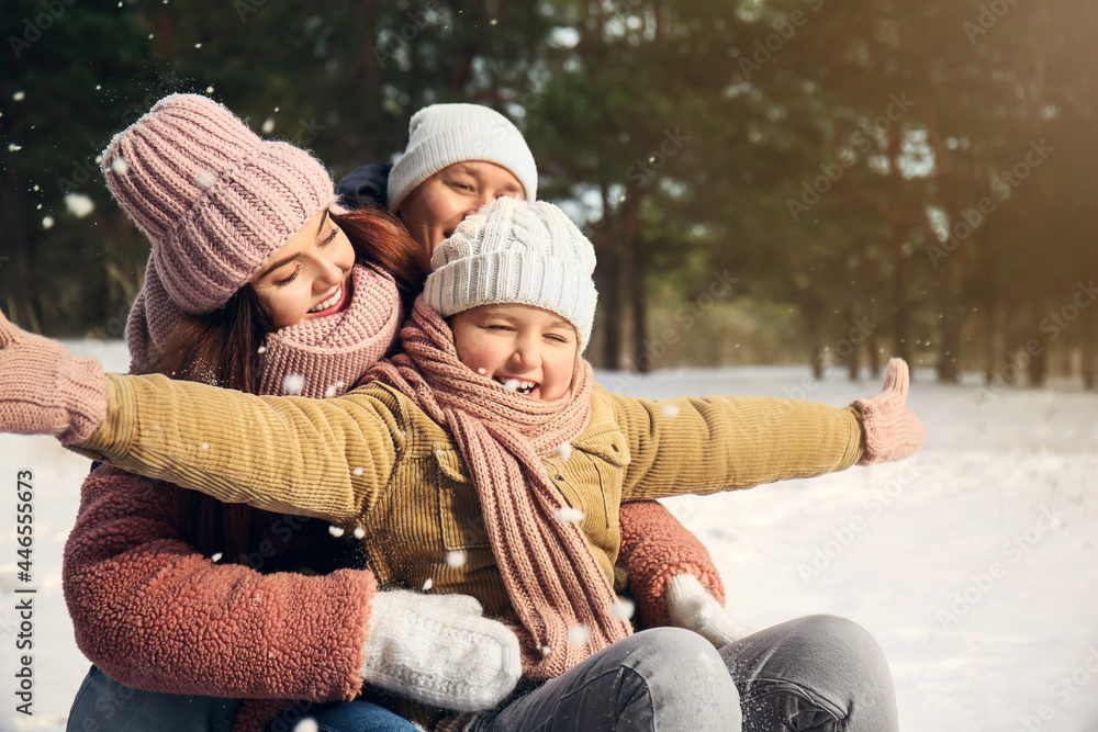 Obraz premium Happy family in park on winter day