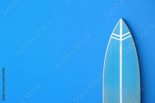 Canvas Print Blue surfboard on color background