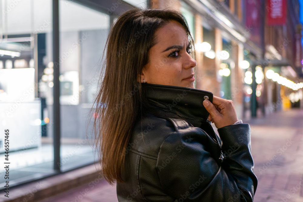 イルミネーションの綺麗なダウンタウンで恋人を待つ外国人女性 Stock Photo Adobe Stock