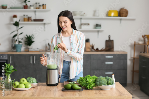 Young woman preparing healt...