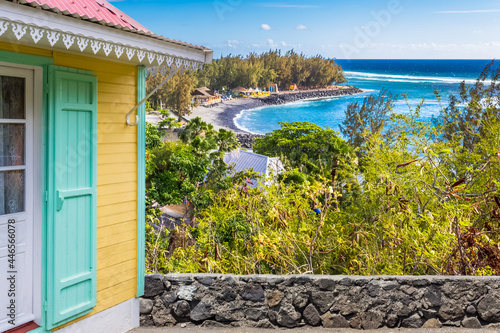 Maison créole avec vue sur la baie de Saint-Leu, île de la Réunion 