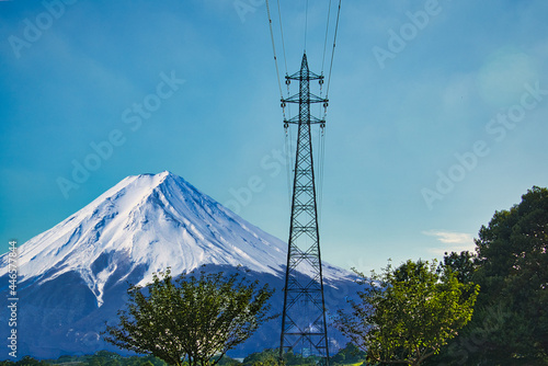 雪山を背景にそびえ立つ送電線