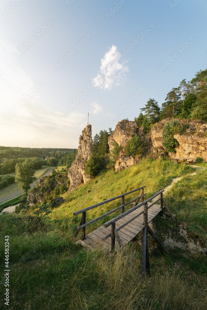 Felsformation und kleine Holzbrücke in der Fränkischen Schweiz bei Sonnenuntergang