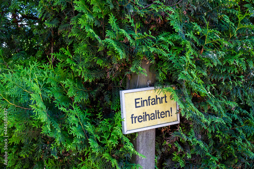 Ein Schild mit der Aufschrift 