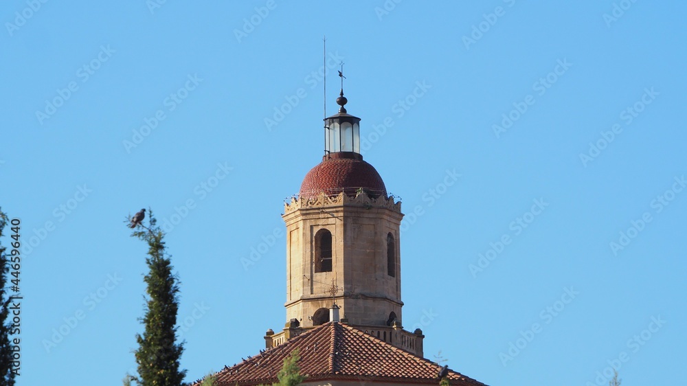 campanario de la iglesia de la asunción de maría de borges blanques, cúpula de color morado, terraza y pequeñas ventanas, lleida, españa, europa 