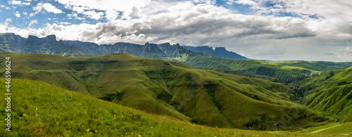 Obraz na płótnie The Drakensberg is the eastern portion of the Great Escarpment, which encloses the central Southern African plateau. w salonie
