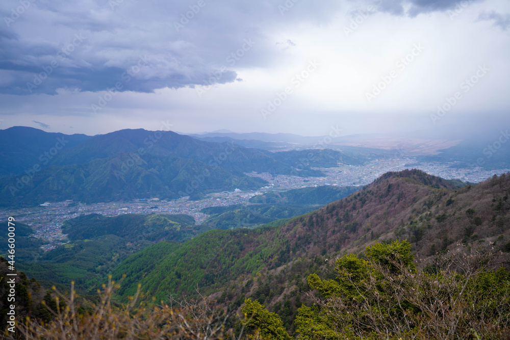 三ツ峠山登山道の風景 A view of the Mt. Mitsutoge trail 三ツ峠山登山道の風景 A view of the Mt. Mitsutoge trail