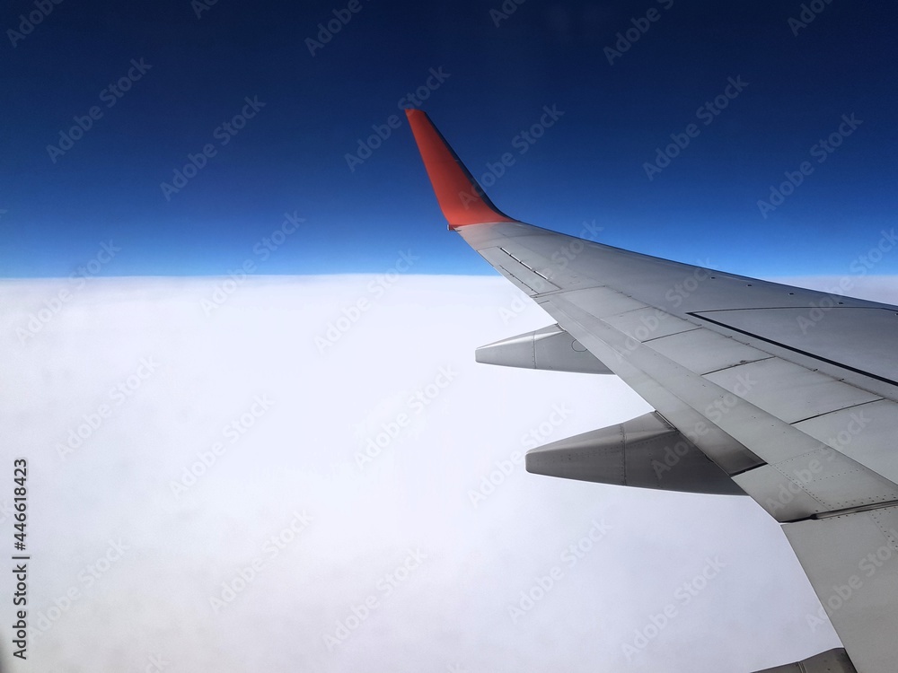 Fototapeta premium Airplane wing in the blue sky