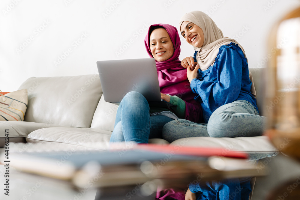 Obraz premium Two muslim women wearing hijab