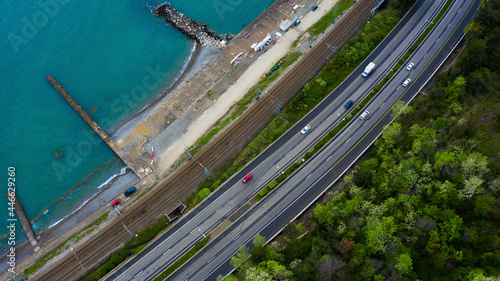 Fotografia Aerial view of the railway along the sea and the adjacent highway