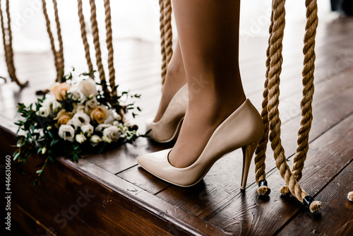 Foto shoes and a bouquet of flowers