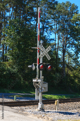 Railroad crossing warning signal