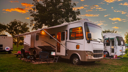 Stickers Kamperen Camper bij zonsondergang op kampeerterrein  © Larry D Crain