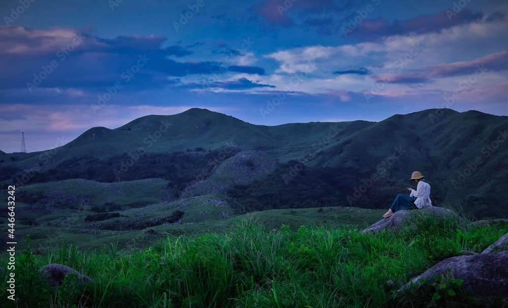 Naklejka premium カルスト台地で佇む女性