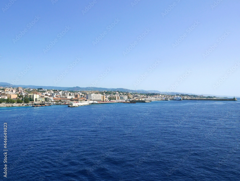 il mare blu con vista della costa della città di messina in sicilia