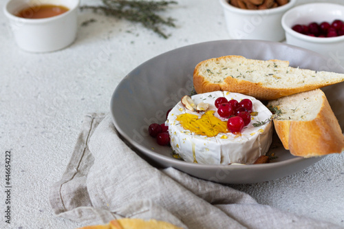 Grilled camembert with honey, baguette and cranberries 