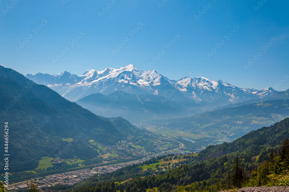 Fototapeta premium Sallanches et Mont Blanc vus de la chaîne des Aravis