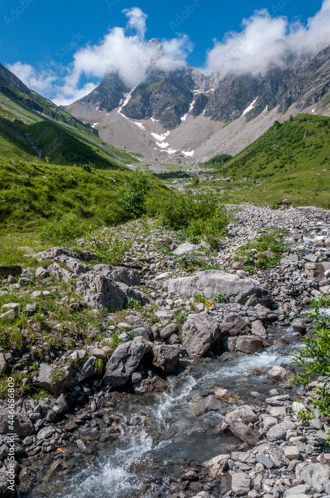 Refuge de Doran et Pointe Percée dans la chaîne des Aravis en Haute-Savoie