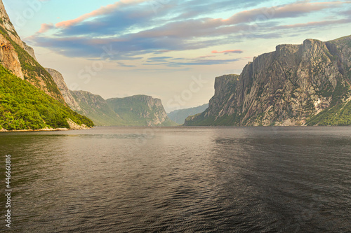 Photo Admiring the beautiful view from the tour boat at the fjords of the Western broo