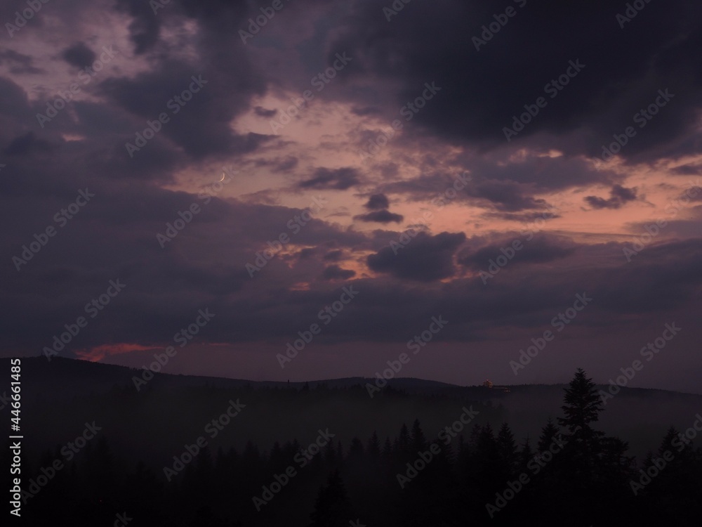 Burzowe chmury i błyskawica; chmury