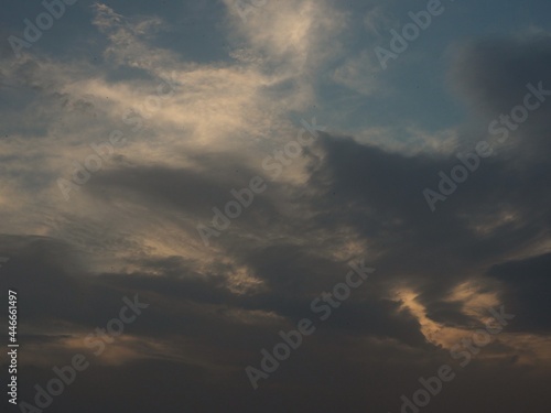 Burzowe chmury i błyskawica; chmury © Pio Si
