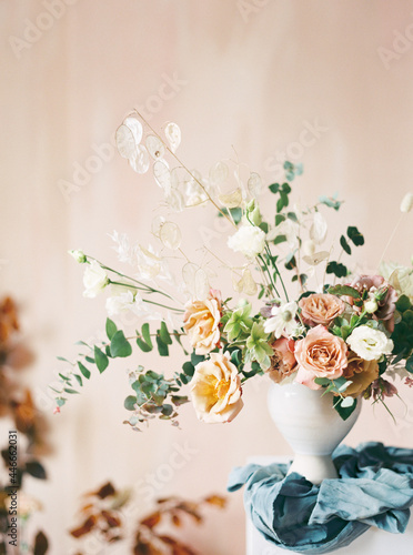 Foto portrait shot of asymmetrical floral arrangement with blue linen