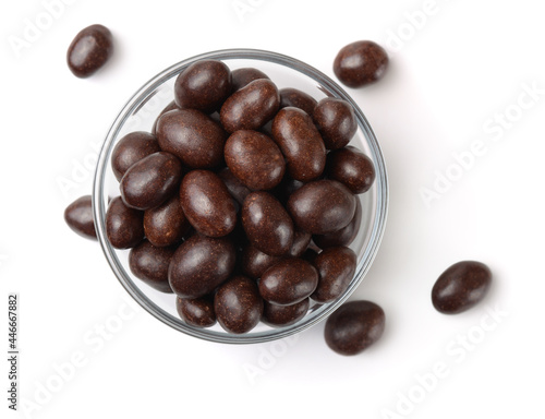 Foto Top view of chocolate covered peanuts in glass bowl