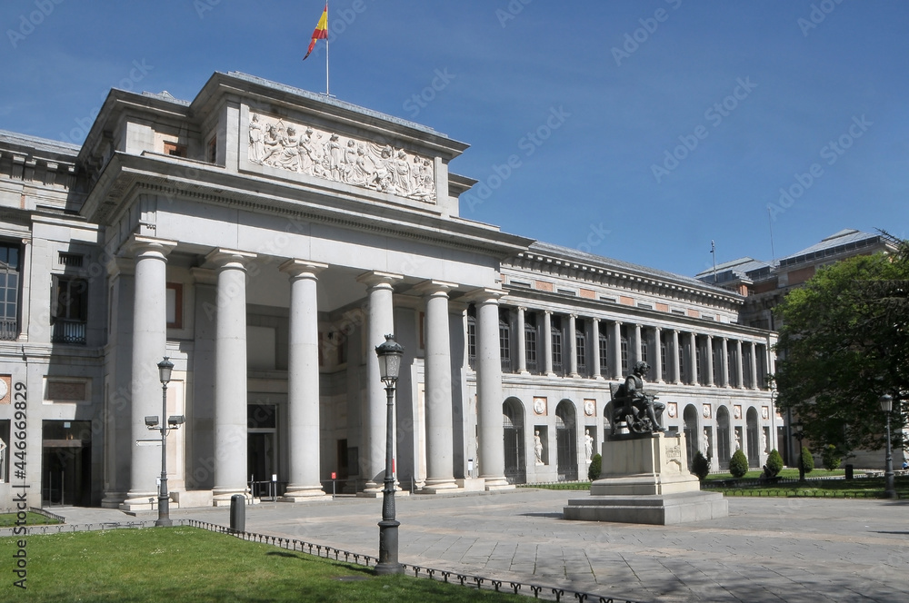 Naklejka premium Exteriores del Museo Nacional del Prado en Madrid, España