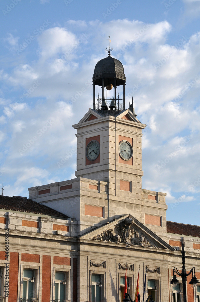 Torre y reloj de la Puerta del Sol en el centro histórico de la ciudad de Madrid, capital de España