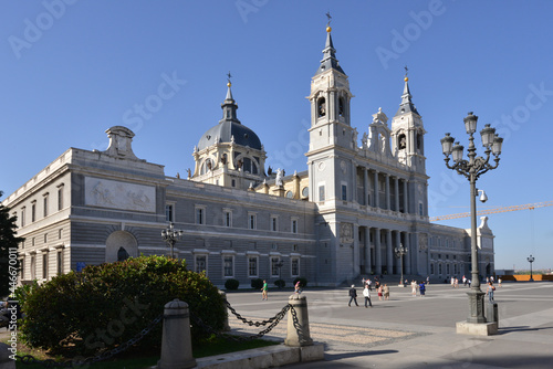 Catedral de la Almudena frente al Palacio Real en el centro histórico de la ciudad de Madrid, Capital de España