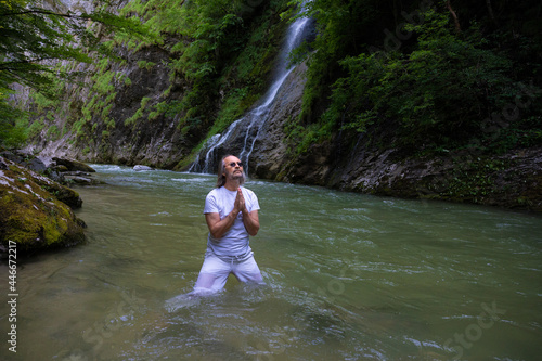 Yoga Gebet im Gebirgsfluss Erlauf photo