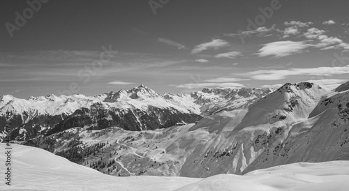 Im Skigebiet mit blick auf verschiedene Liften und Pisten. Das Skigebiet Silvretta Montafon.