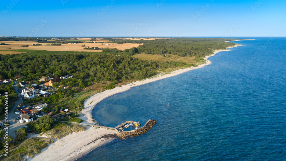 Fototapeta premium Strand und Küste im Süden der dänischen Ostsee-Insel Bornholm mit kleinem Hafen in der Nähe von Østersømarken im Sommer mit Blick in Richtung Dueodde.