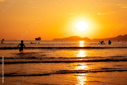 curtindo o verão na praia com pôr-do-sol