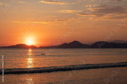 ondas do mar no ver  o na praia com p  r-do-sol