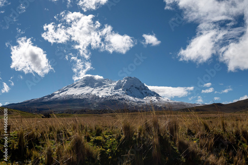 Paisaje con volcan nevado