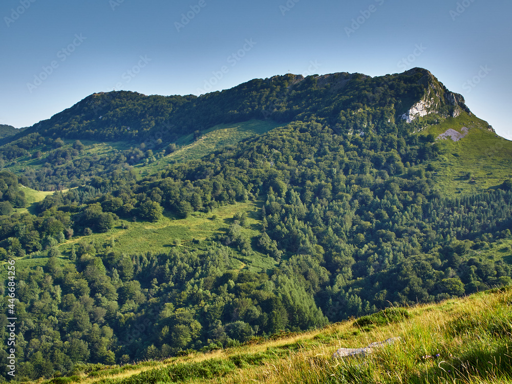 Naklejka premium Paisajes durante la subida al monte Ernio