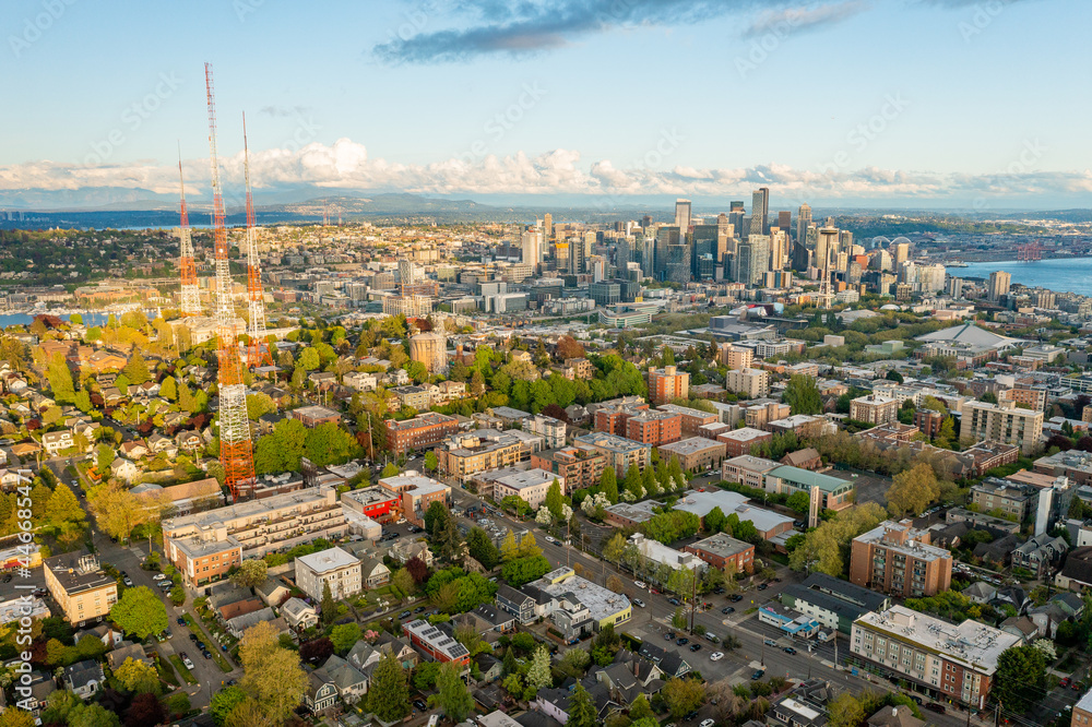 Obraz premium Drone Aerial Footage of Seattle Skyline from Queen Anne Neirghborhood