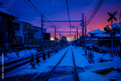 夜明けの線路と雪