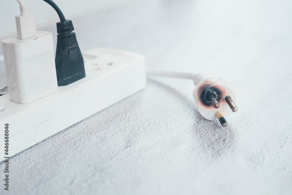 Foto de Improper use of the AC power plug and socket can cause a short