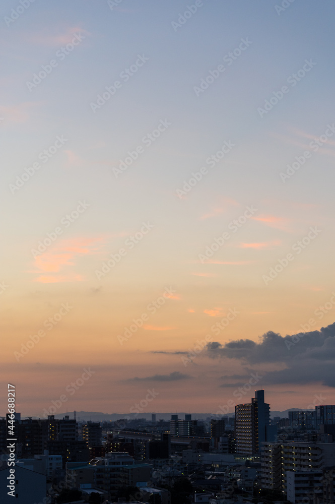 早朝神戸の高層マンション高層階より大阪方面。雲と空がオレンジ色に染まる
