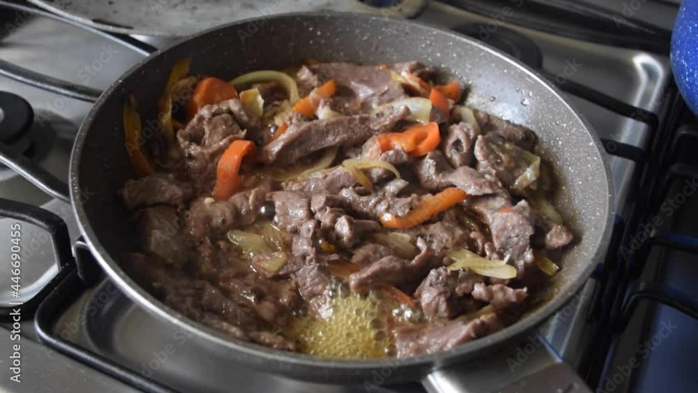 Video beef prepared in the pan, sautéed with fresh organic vegetables, nutrition at home. Video beef prepared in the pan, sautéed with fresh organic vegetables, nutrition at home.