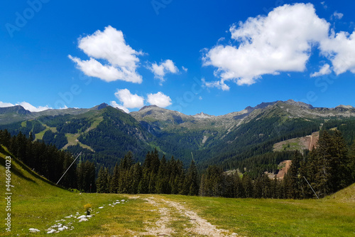 Bellissima vista panoramica delle montagne dal sentiero che porta al lago Montagnoli in Trentino, viaggi e paesaggi in Italia