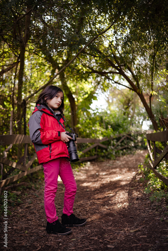 niñas niños fotógrafos, practicando fotografía con cámara digital al aire libre niñas niños fotógrafos, practicando fotografía con cámara digital al aire libre
