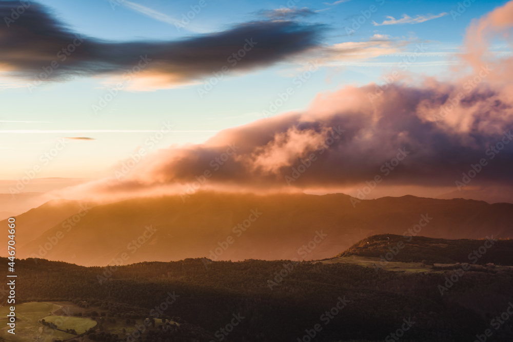 Obraz premium Golden sunrise over the valley.