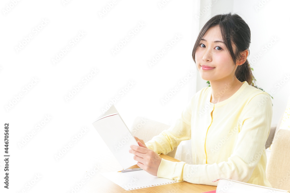自宅で勉強をする若い女性